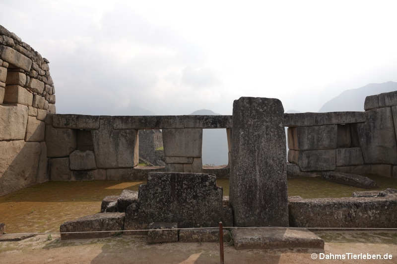 Monolith im Inneren des Tempels