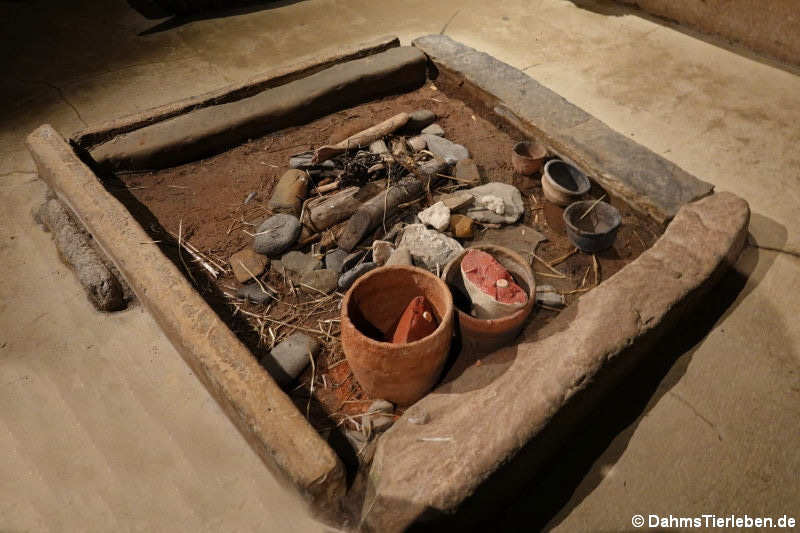 Feuerstelle im Nachbau von Haus-7 aus Skara Brae